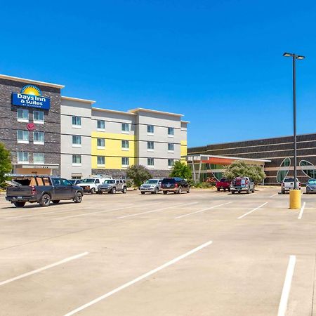 Days Inn & Suites By Wyndham Lubbock Medical Center Exteriör bild
