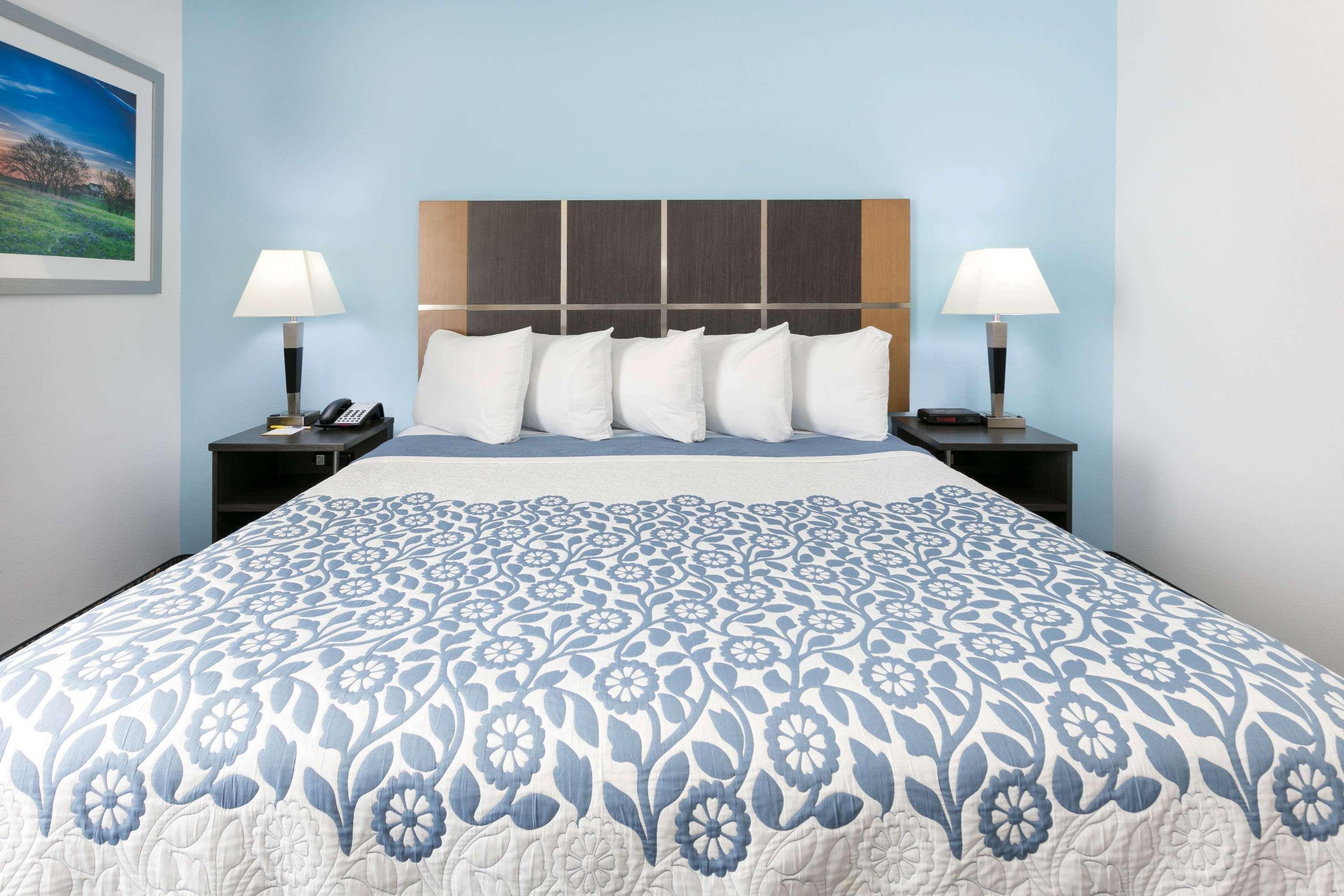 Days Inn & Suites By Wyndham Lubbock Medical Center Exteriör bild