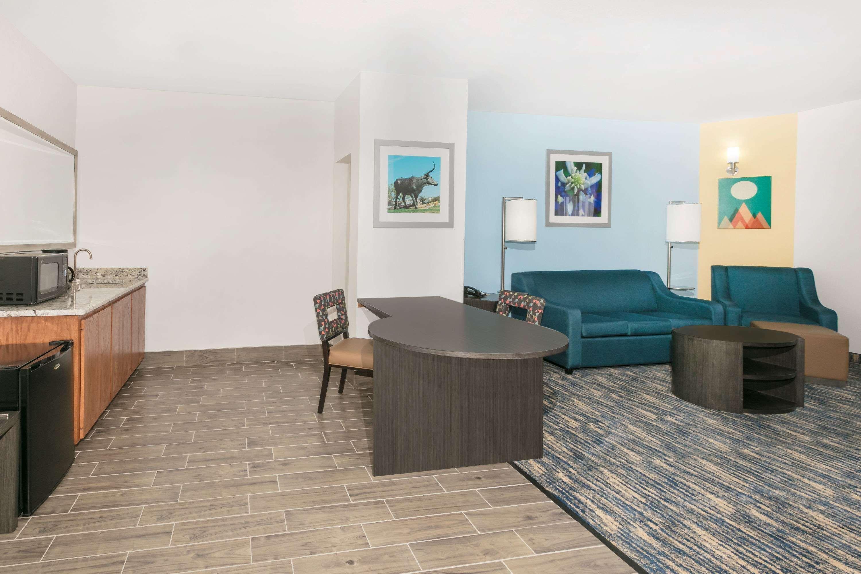 Days Inn & Suites By Wyndham Lubbock Medical Center Exteriör bild