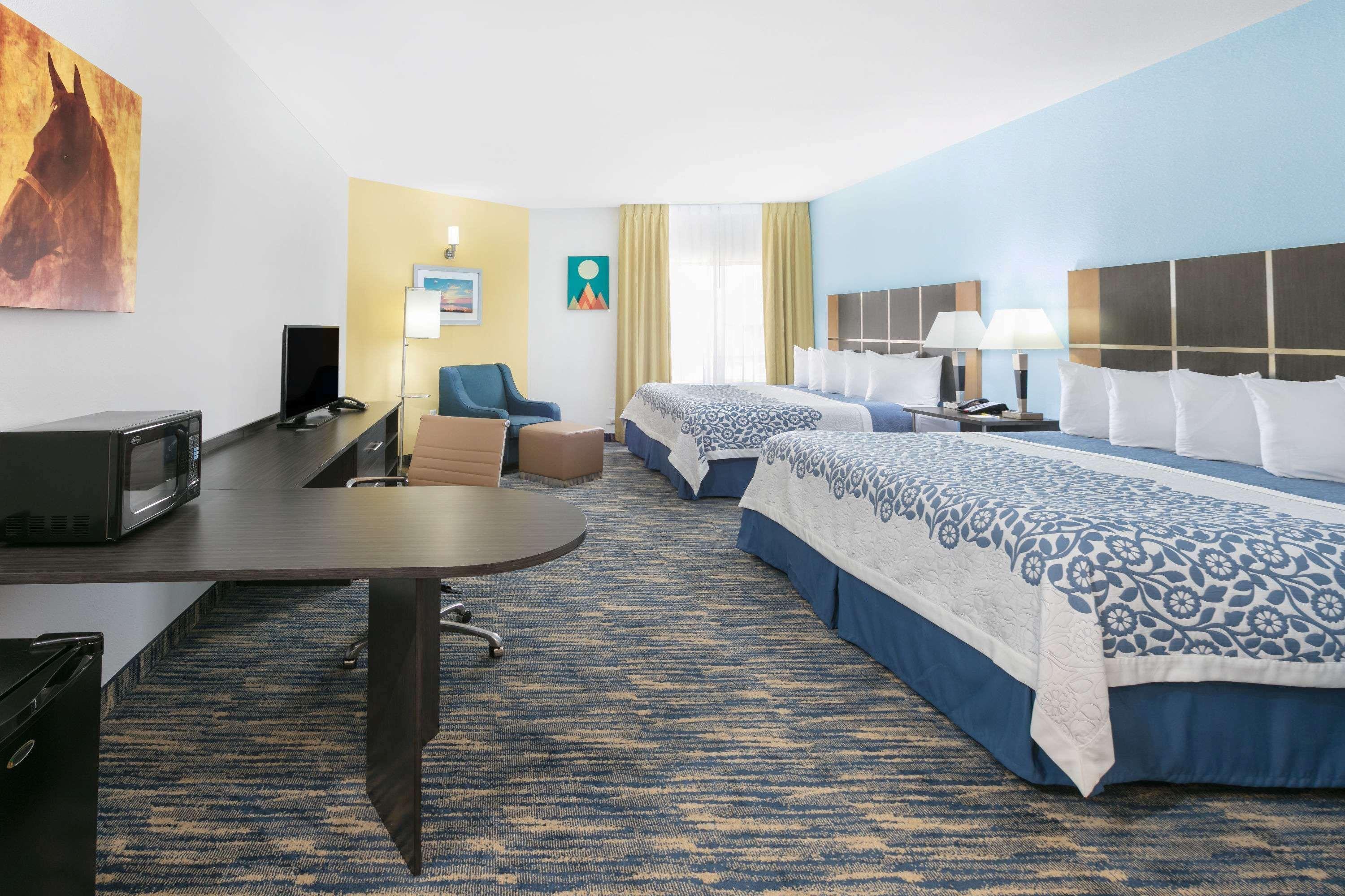 Days Inn & Suites By Wyndham Lubbock Medical Center Exteriör bild