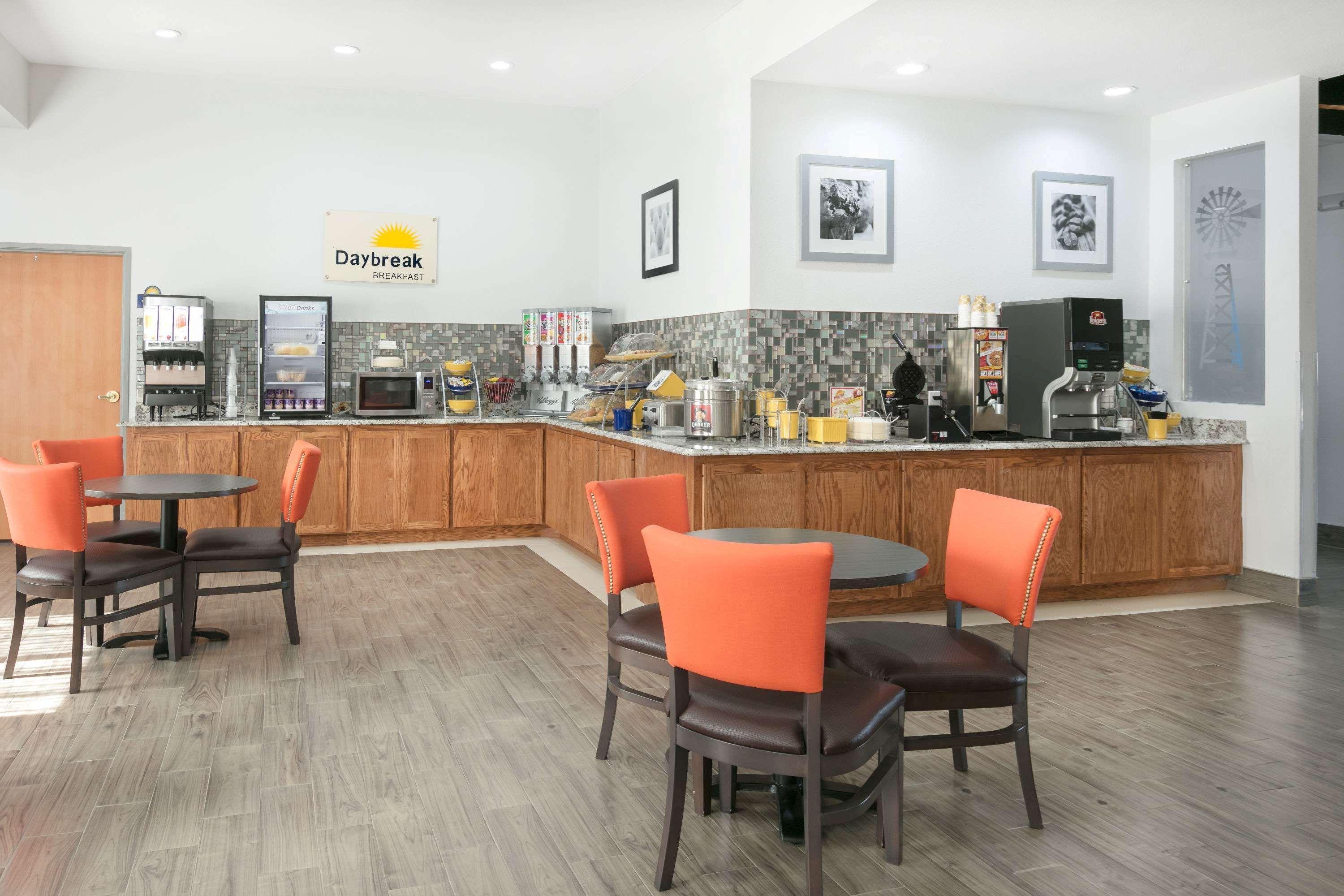 Days Inn & Suites By Wyndham Lubbock Medical Center Exteriör bild