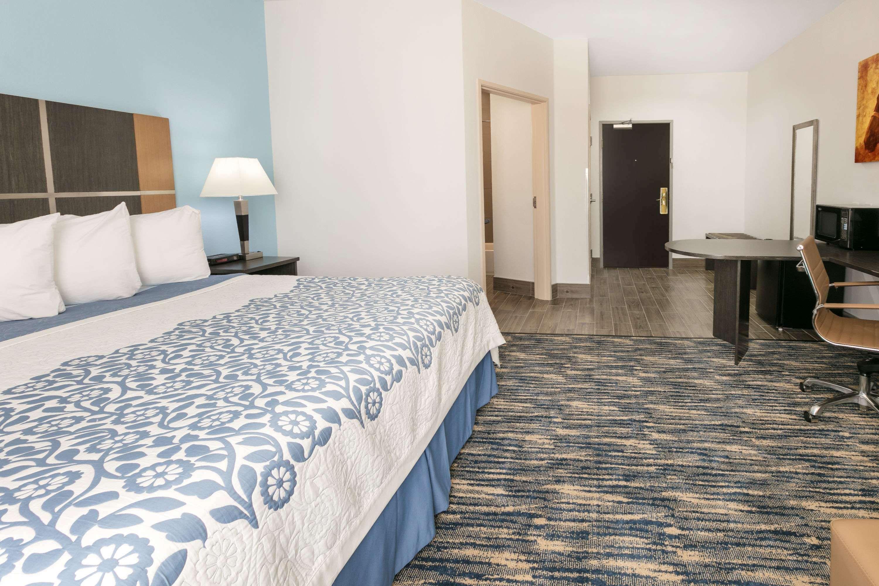 Days Inn & Suites By Wyndham Lubbock Medical Center Exteriör bild