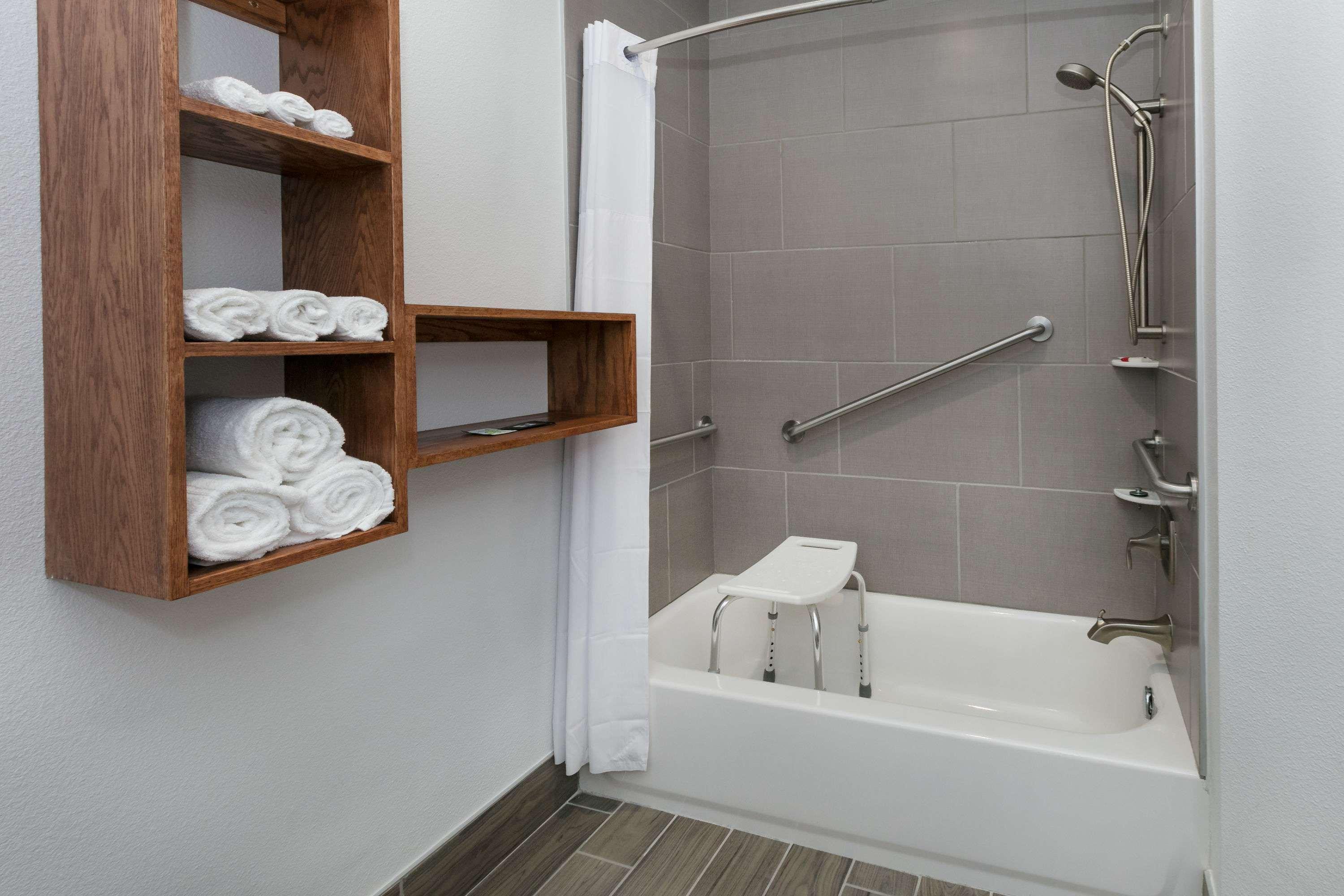 Days Inn & Suites By Wyndham Lubbock Medical Center Exteriör bild