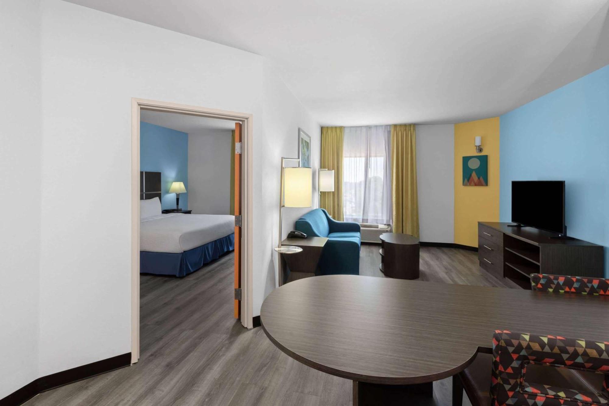 Days Inn & Suites By Wyndham Lubbock Medical Center Exteriör bild