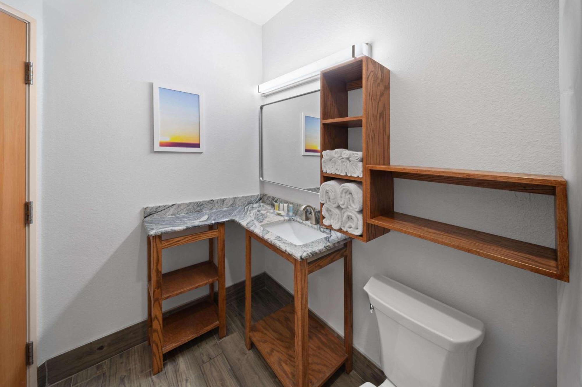 Days Inn & Suites By Wyndham Lubbock Medical Center Exteriör bild