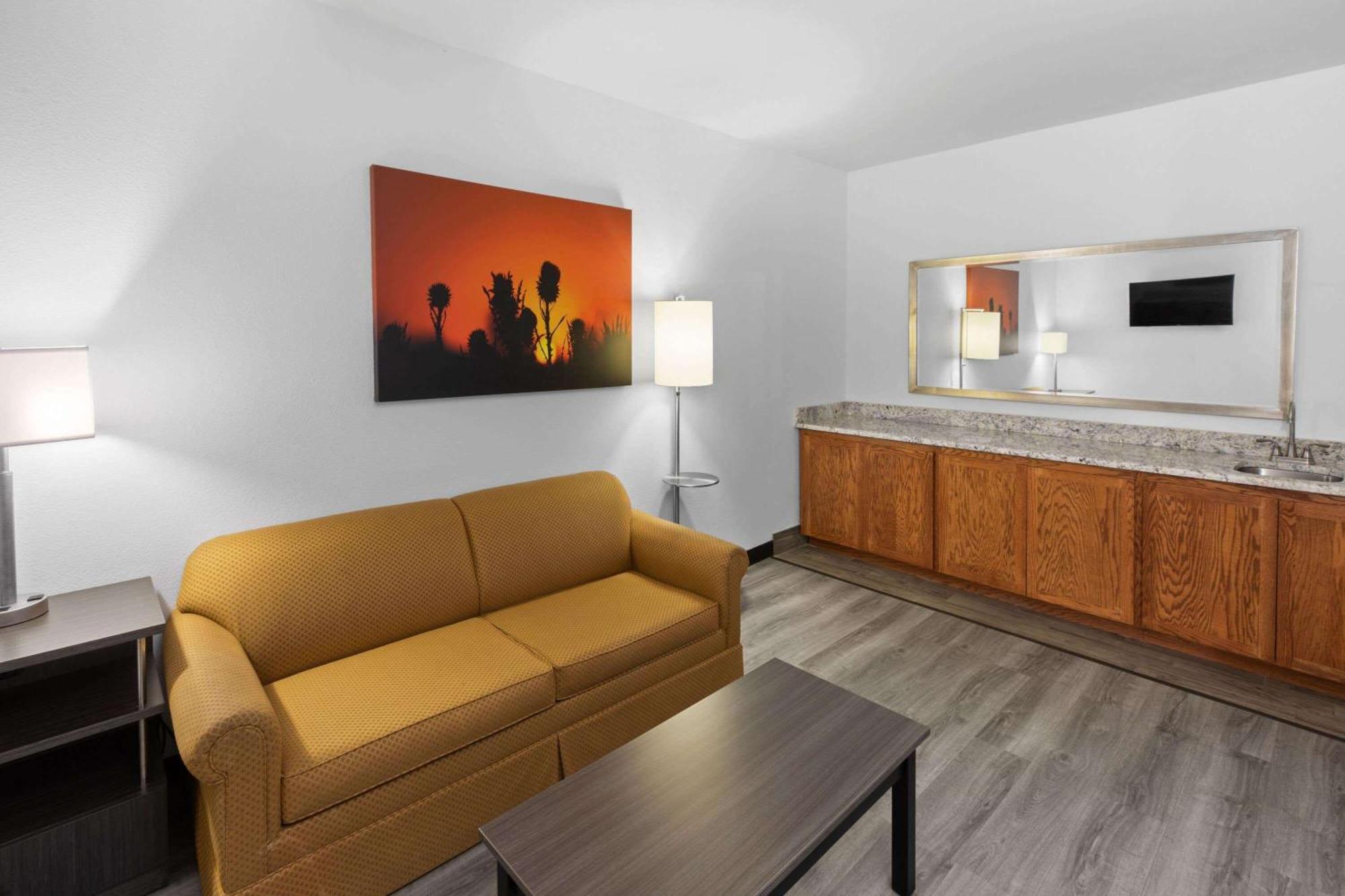Days Inn & Suites By Wyndham Lubbock Medical Center Exteriör bild