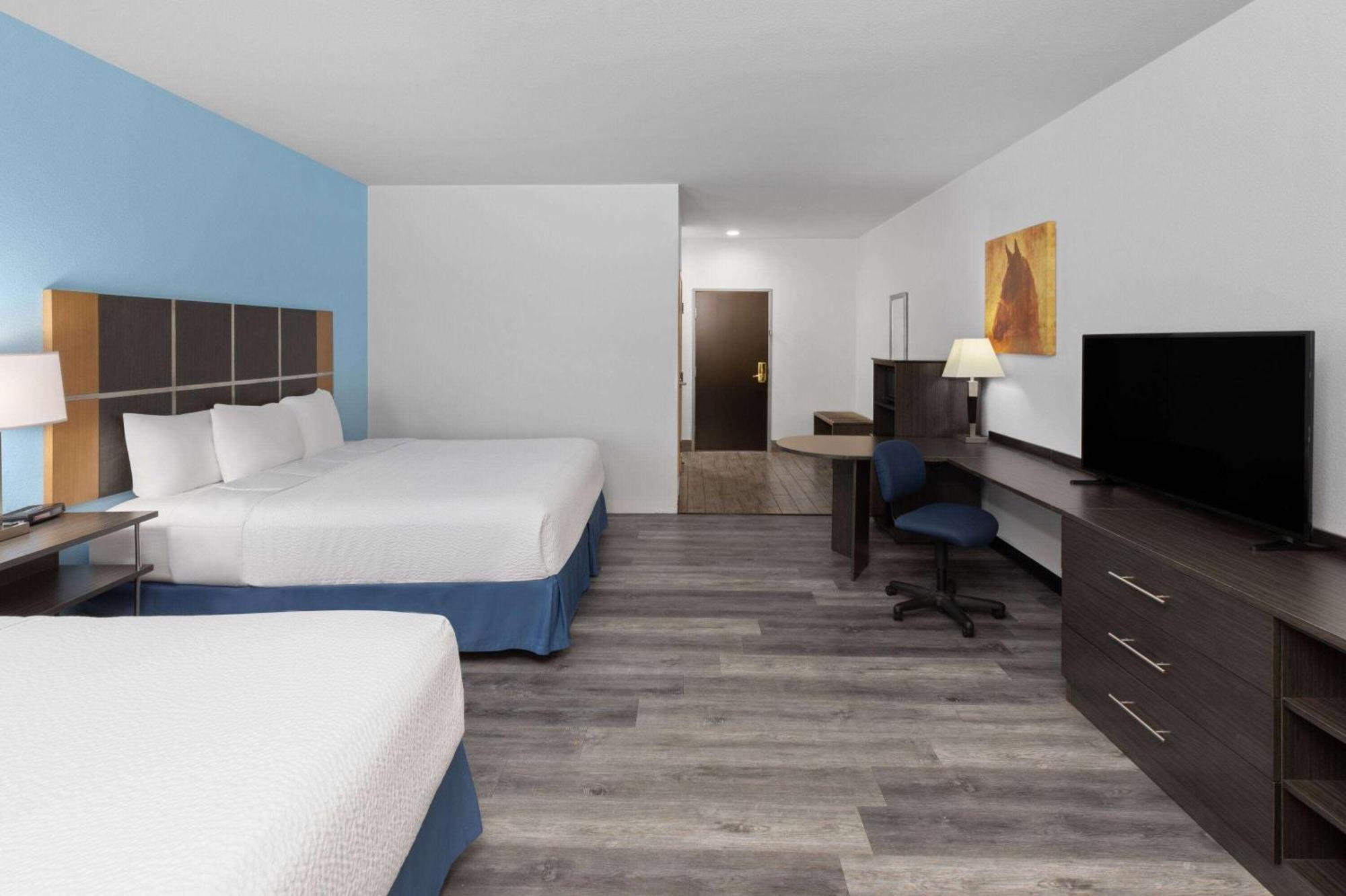 Days Inn & Suites By Wyndham Lubbock Medical Center Exteriör bild