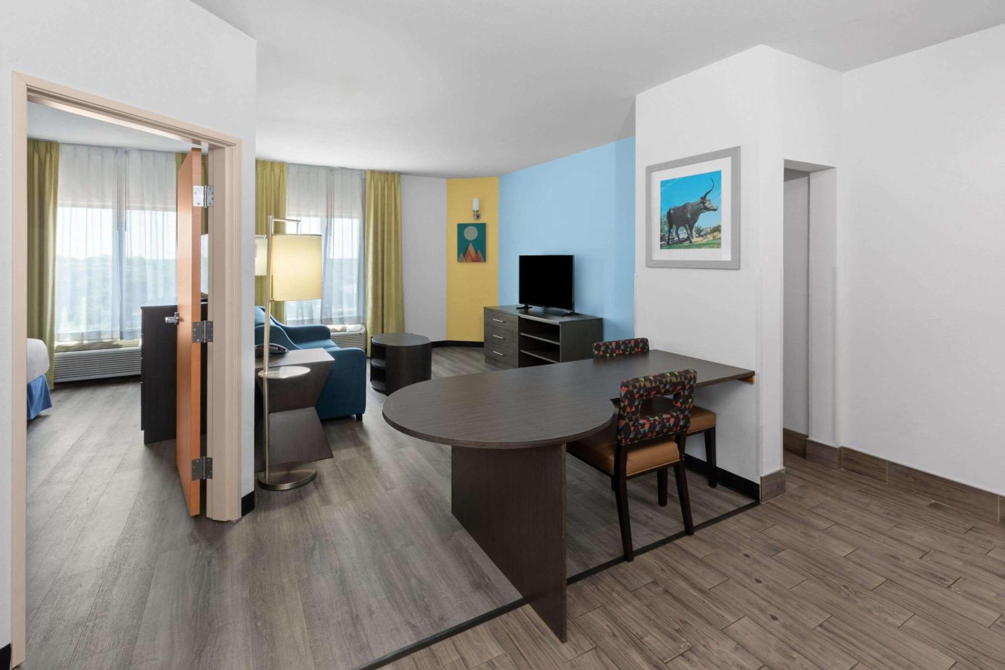 Days Inn & Suites By Wyndham Lubbock Medical Center Exteriör bild