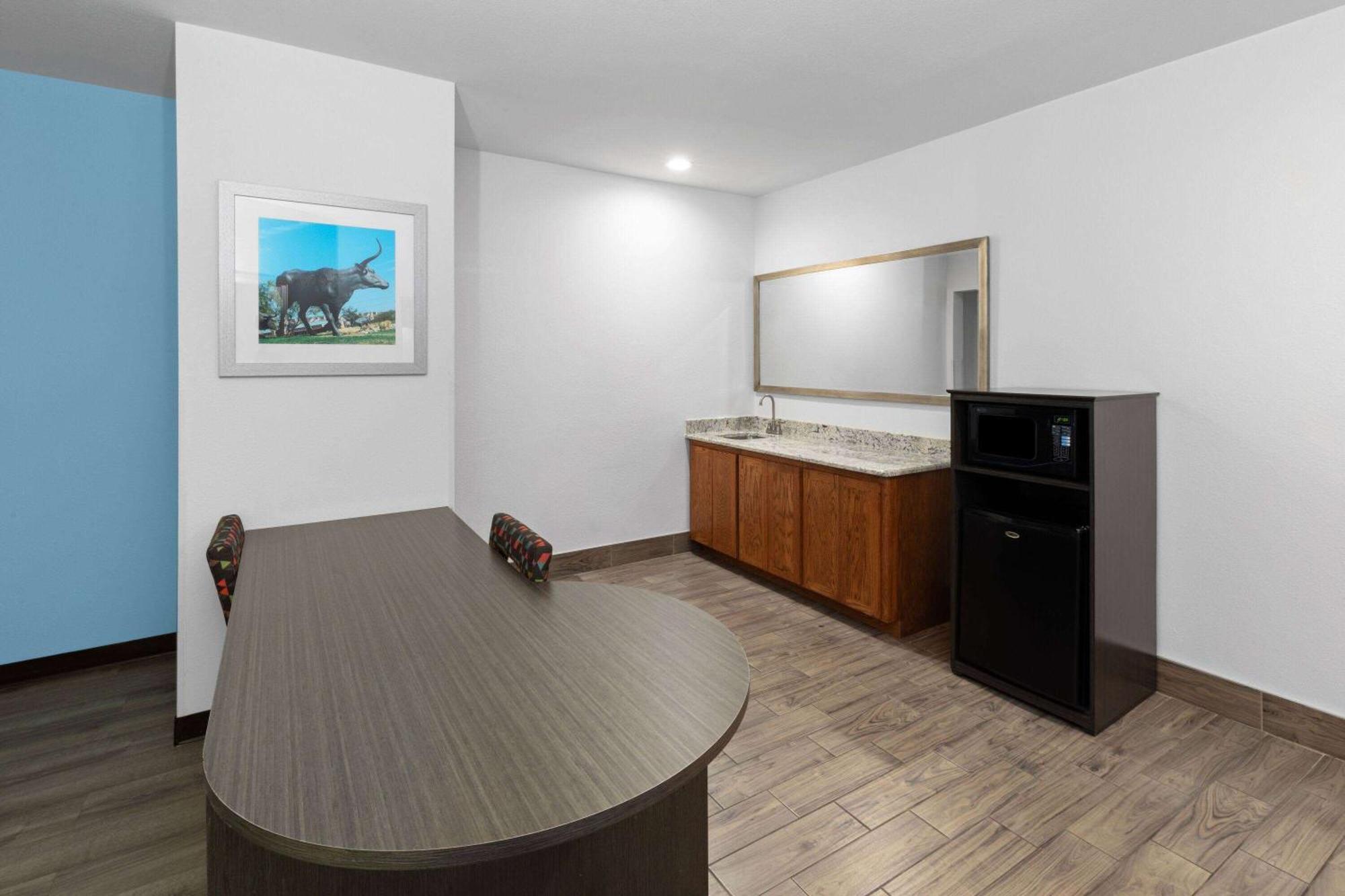 Days Inn & Suites By Wyndham Lubbock Medical Center Exteriör bild