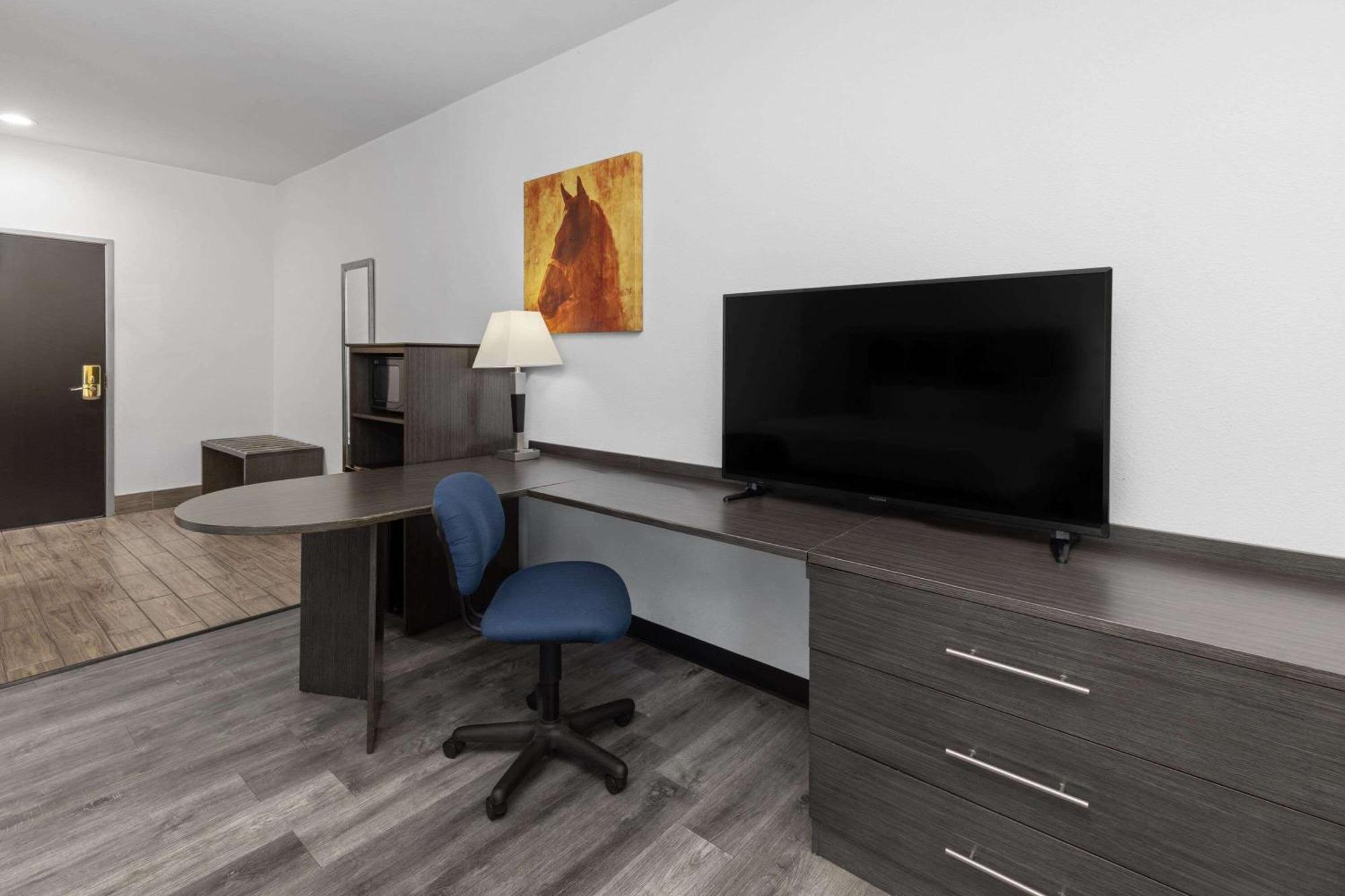 Days Inn & Suites By Wyndham Lubbock Medical Center Exteriör bild
