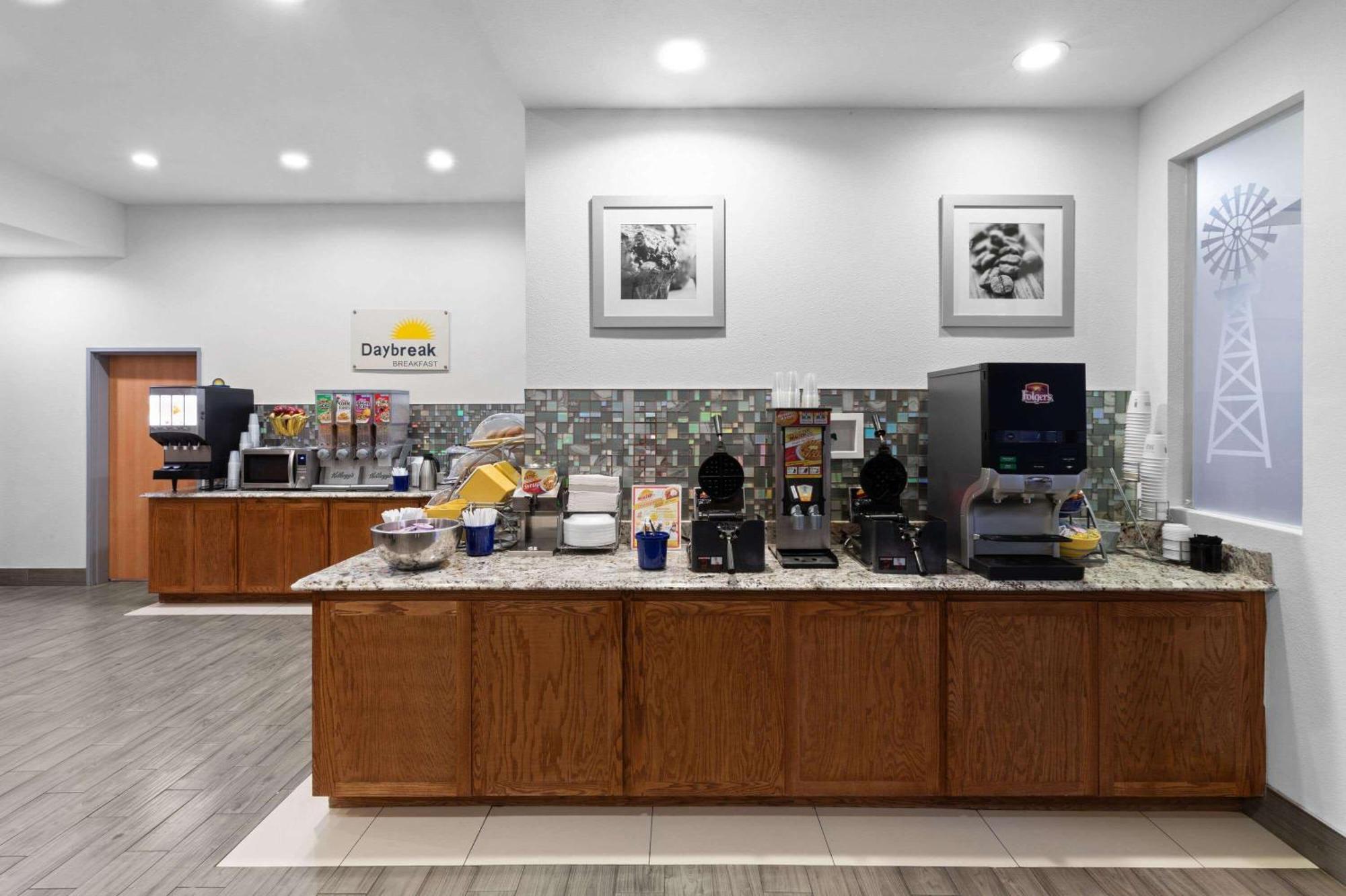 Days Inn & Suites By Wyndham Lubbock Medical Center Exteriör bild