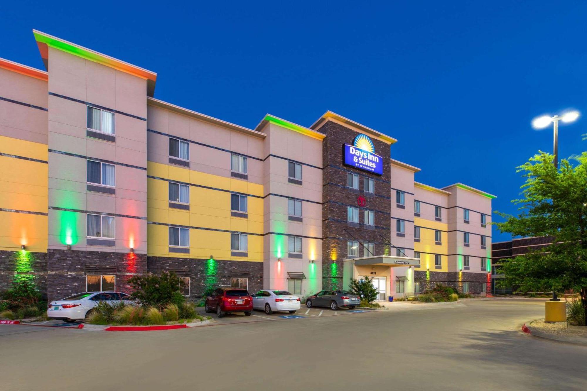 Days Inn & Suites By Wyndham Lubbock Medical Center Exteriör bild