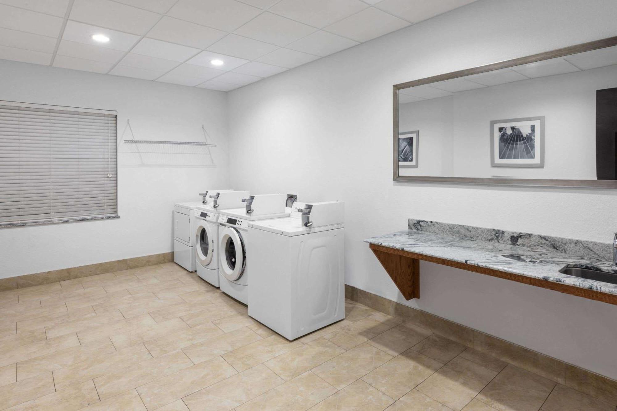 Days Inn & Suites By Wyndham Lubbock Medical Center Exteriör bild
