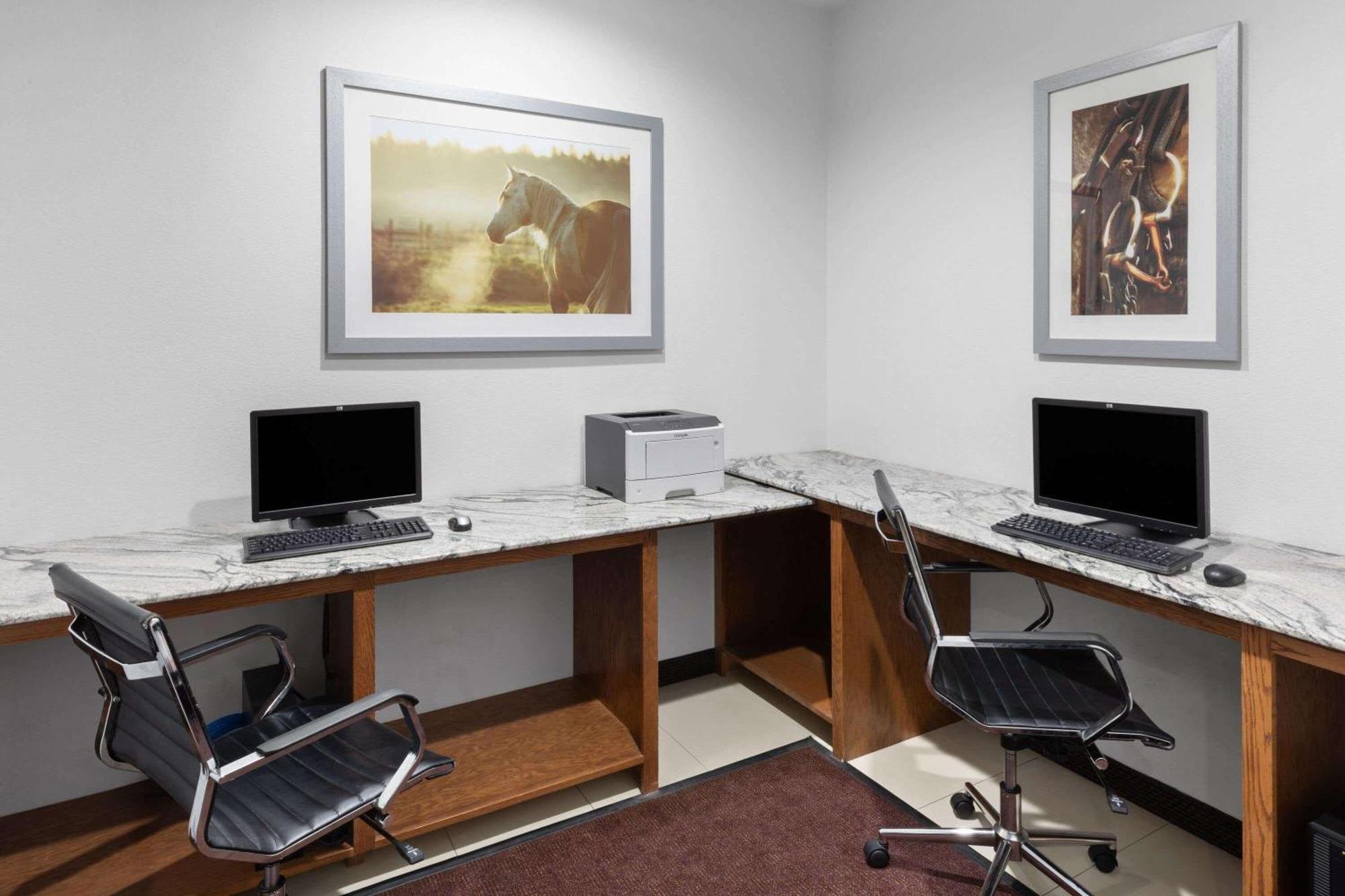 Days Inn & Suites By Wyndham Lubbock Medical Center Exteriör bild