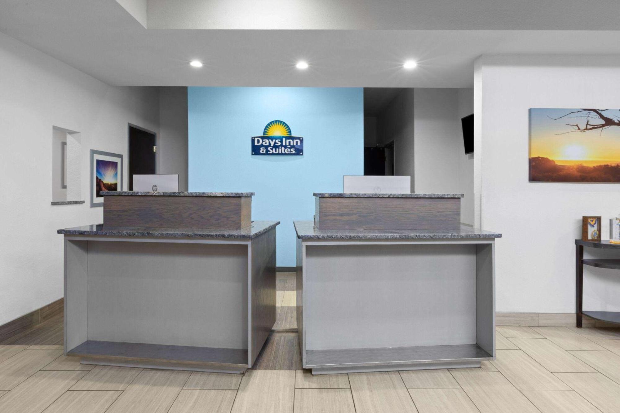 Days Inn & Suites By Wyndham Lubbock Medical Center Exteriör bild
