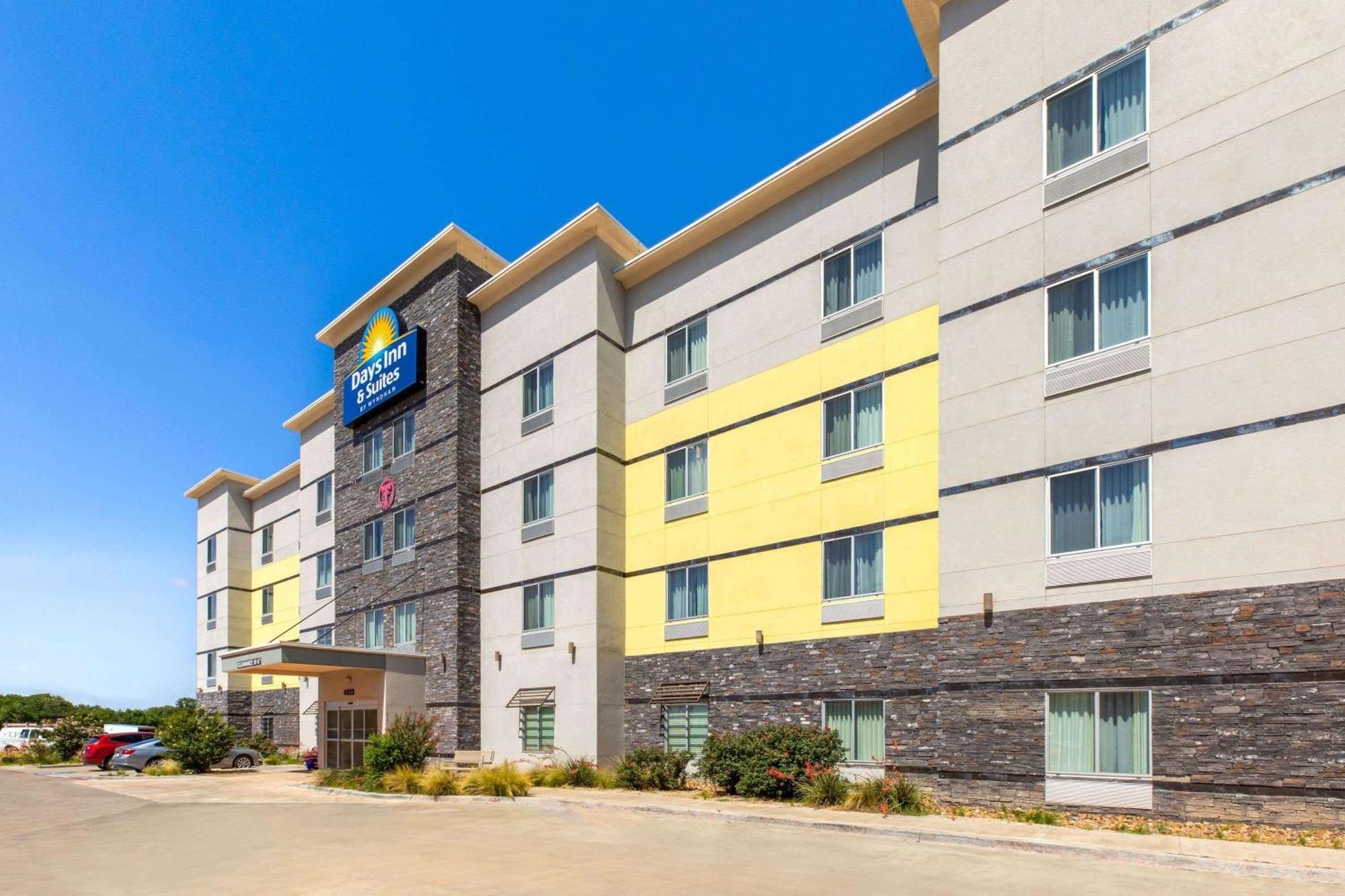 Days Inn & Suites By Wyndham Lubbock Medical Center Exteriör bild