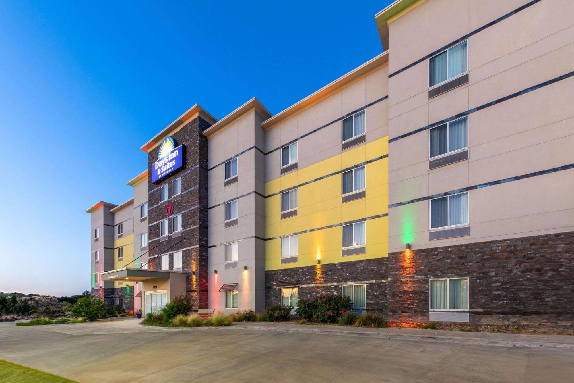 Days Inn & Suites By Wyndham Lubbock Medical Center Exteriör bild