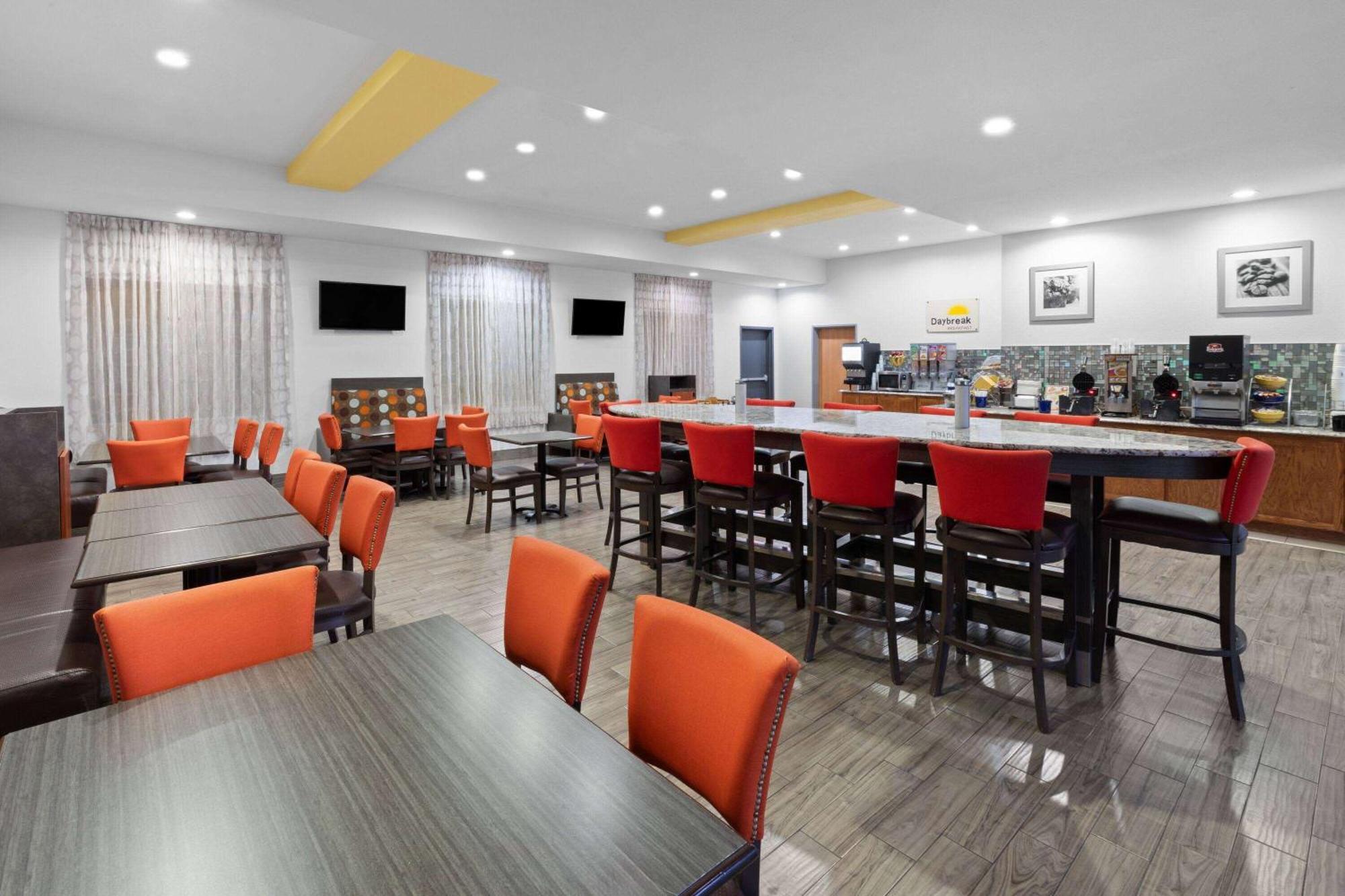 Days Inn & Suites By Wyndham Lubbock Medical Center Exteriör bild