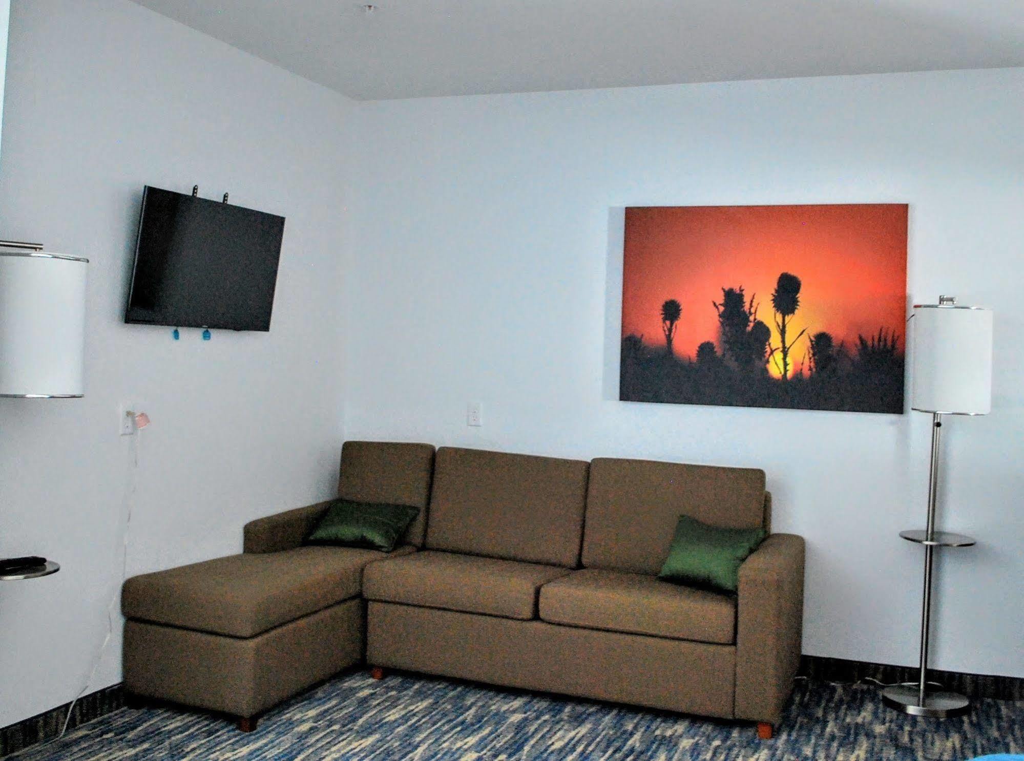 Days Inn & Suites By Wyndham Lubbock Medical Center Exteriör bild