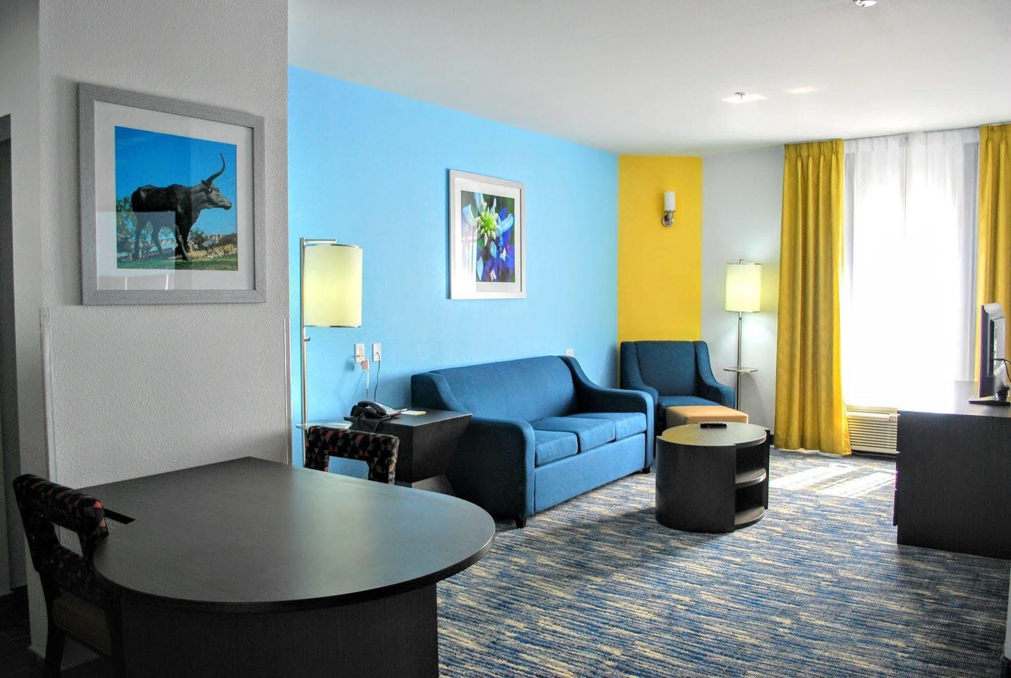 Days Inn & Suites By Wyndham Lubbock Medical Center Exteriör bild
