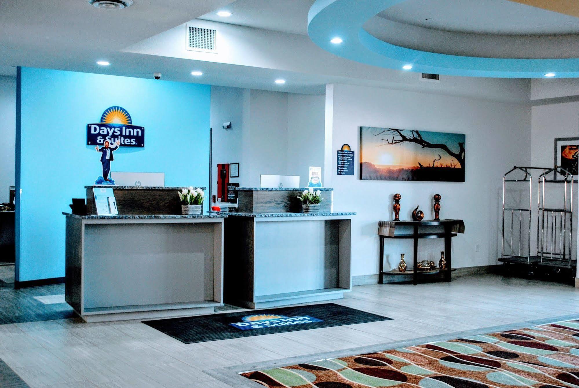 Days Inn & Suites By Wyndham Lubbock Medical Center Exteriör bild