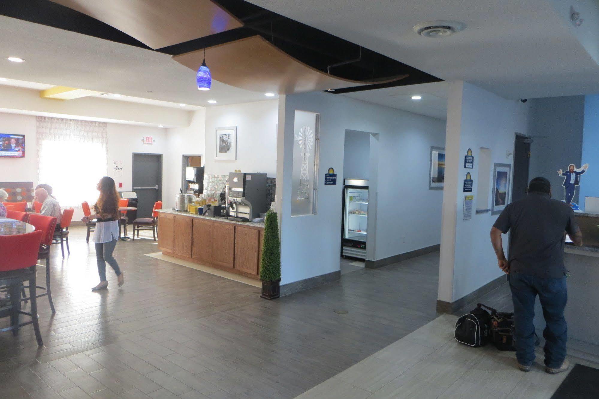 Days Inn & Suites By Wyndham Lubbock Medical Center Exteriör bild