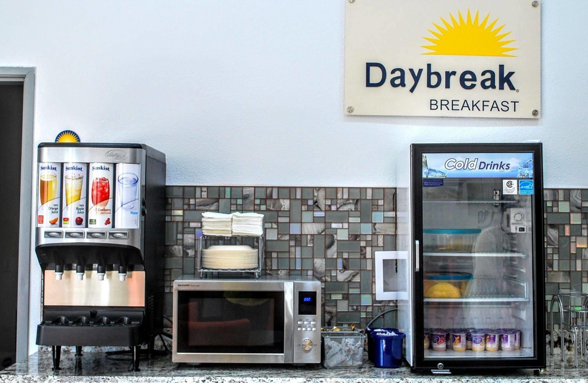 Days Inn & Suites By Wyndham Lubbock Medical Center Exteriör bild